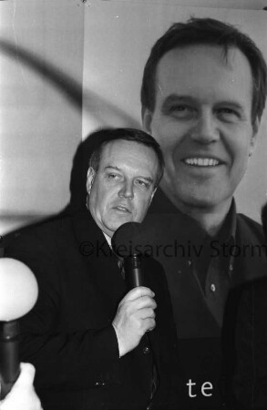 CDU: Wahlkampfveranstaltung zur Landtagswahl: Bildungszentrum: Ahrensböker Straße: Talkshow: CDU-Spitzenkandidat Volker Rühe bei Rede mit Mikrofon: dahinter Stellwand mit Rühe-Portrait: 1. Februar 2000