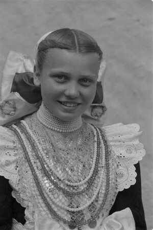 Mädchen als Brautjungfern in sorbischer katholischer Tracht. : Družka na kwasu w čornym pjezlu.