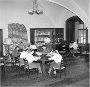 Freizeitraum und Bibliothek in einem Arbeitslager des Reichsarbeitsdienstes