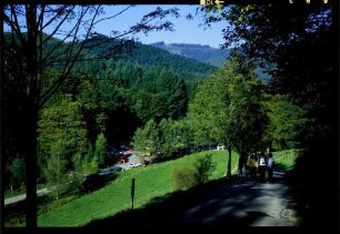 Bürgeln: Aufgang zum Schloss Bürgeln mit Parkplatz und Hochblauenhaus