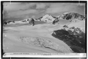 Ötztaler Alpen. Petersenspitze (3513 Meter), Hintere Brochkogel (3636 Meter), Wildspitze (3774 Meter), vordere Brochkogel (3572 Meter)