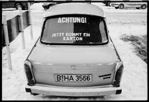 PKW trabant mit der Aufschrift "Achtung! Jetzt kommt ein Karton"