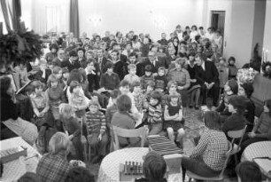 Weihnachtsbescherung von Soldaten der Fregatte Karlsruhe für die Kinder des städtischen Kinderheims in der Sybelstraße