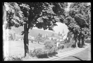 Blick von der Mühlenstraße in Richtung Eisenbahnbrücke und Altstadt