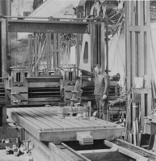 Hobeln einer Dampfmaschinenkurbel : Technikgeschichte | Technologie | Maschinenbau und Eisengiesserei | Dampfmaschinenbau | Cottbusser Maschinenbau-Anstalt und Eisengießerei AG