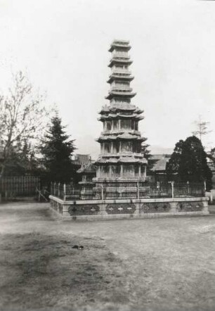 Seoul (Keijō), Korea, Südkorea. Weiße Marmor-Pagode, Zehnstufige Pagoda des ehemaligen Tempels Wongaksa (1467; unter Sejo, 7. König der Joseon-Dynastie) im Pagodenpark Tapgol