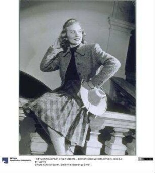 Frau in Oberteil, Jacke und Rock von Strankmüller