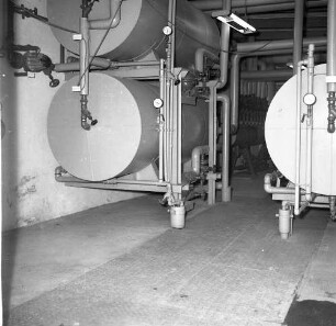 Roßwein. VEB Terra-Schuhfabrik. Einweihung der neuen Heizanlage. Heizkeller (Teilansicht) mit Heizungsanlage. Heizbehälter