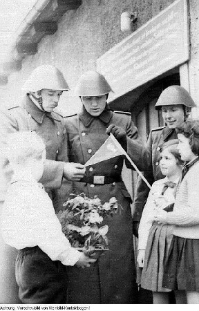 Pioniere als Gratulanten in einem Truppenteil der NVA (Anlass wohl Tag der NVA, 1. März 1961) : Dresden. Pioniere als Gratulanten in einem Truppenteil der NVA (Anlass wohl Tag der NVA, 1. März 1961)