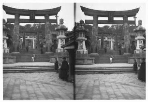 Nagasaki (Japan). Eingang zum Asura-Tempel mit Treppenanlage und Torii-Toren