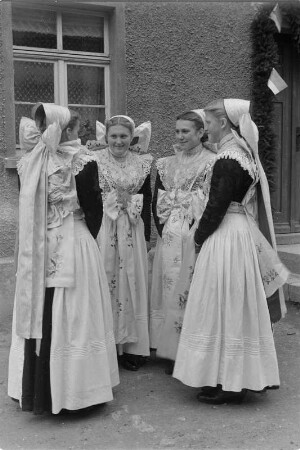 Sorbische katholische Hochzeit in Cölln. Brautjungfern. : Serbski katolski kwas w Chelnje. Kwasne družki.