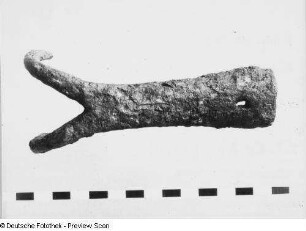 Reißhacke : Reißhacke (Grabungsfund aus dem Umfeld der Burg Körse). Eisen, geschmiedet. Schirgiswalde-Kirschau: Burgmuseum Kirschau