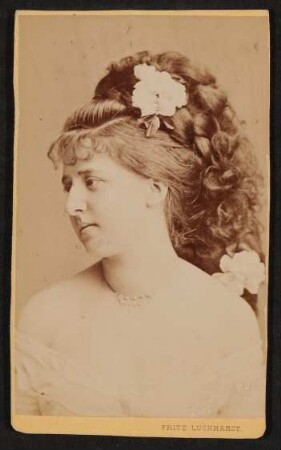 Portrait von Anna von Hofmannsthal als junger Frau
