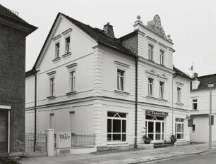 Wohnhaus mit Laden