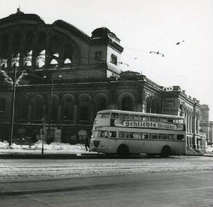 Berlin-Kreuzberg. Doppelstockomnibus vor der Ruine des Anhalter Bahnhofs
