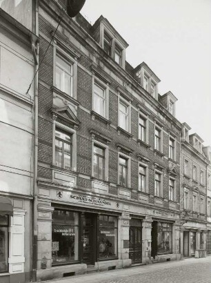 Pirna, Wohnhaus : Pirna, Altstadt. Wohnhäuser mit Läden. Straßenansicht