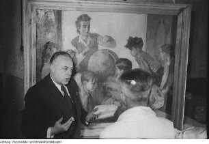 Rammenau, Schloss. 1. Sozialistische Künstlerbrigade Rammenau. Begutachtung von Arbeiten für die 3. Deutsche Kunstausstellung Dresden, Frühjahr 1953, u.a. durch Herbert Gute, 1952/53