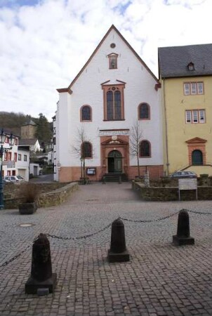 Kirche mit Vorplatz
