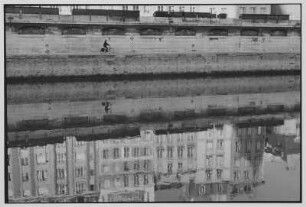 Paris. Radfahrer am Ufer der Seine und Spiegelung im Wasser