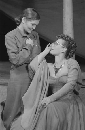 Szenenbilder aus dem Drama "Der große Verrat" von Ernst Fischer (in der 2. Besetzung) am Deutschen Theater Berlin : Szene mit Antje Ruge als Marina (links) und Inge Keller als Annabell Stimpson (rechts)
