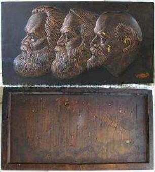 Wandbild mit Profilen von Marx, Engels und Lenin
