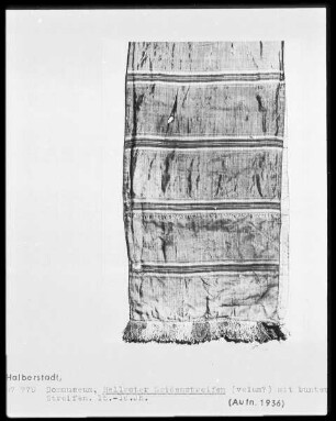 Velum (?) mit bunten Streifen