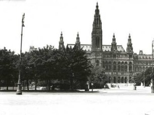 Wien. Rathaus (1872/1883, F. v. Schmidt). Blick vom Dr.-Karl-Lueger-Ring