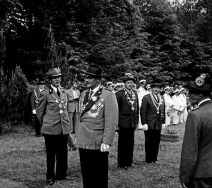 Ahrensburger Schützengilde: Schützenfest und Kreisverbandsfest: am Forsthaus Hagen: Kreisschützenkönig Fritz Wiese aus Meiendorf im Spalier der lokalen Schützenkönige