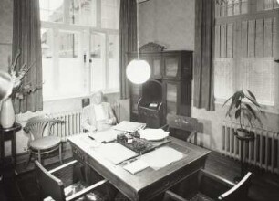 Firmenchef Alexander Bauch in seinem Arbeitszimmer