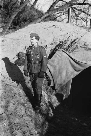 Zweiter Weltkrieg. Niederlande unter deutscher Besatzung. Angehöriger der deutschen Wehrmacht in Dünen an der Nordsee (wohl bei Den Haag)