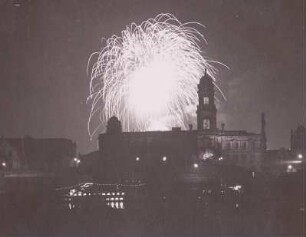 Dresden. Feuerwerk am Altmarkt beim Pressefest im Juli 1960 vom Neustädter Elbufer gesehen