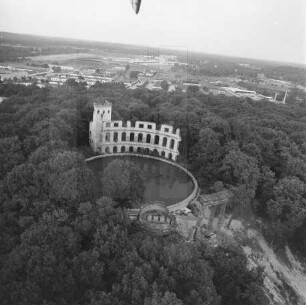 "Ruinenberg" in Potsdam : Blickrichtung Nordosten zum Normannischen Turm mit Theaterwand
