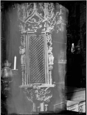Baden-Baden Stiftskirche Sakramentshaus Tabernackel - an den Ecken Prophetenfiguren spätgotische Steinmetzarbeit Steht am linken Pfeiler des Triumphbogens und circa 13 m hoch, es besteht aus zwölf übereinander angeordneten Einzelwerkstücken