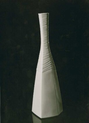 Vase mit reliefiertem Hals von Trude Petri-Raben