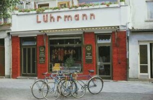 DDR. Warnemünde, Mühlenstrasse 22. Abgestellte Fahrräder vor dem Fleischereigeschäft Lührmann