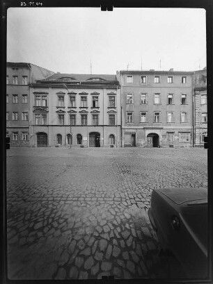 Zittau, August-Bebel-Platz (Neustadt) 18/16. Wohnhäuser (Nr. 18: 17. Jh.). Straßenfront