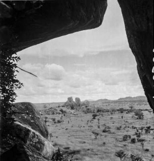 Abstieg : Blick aus der Felskluft eines Inselberges zu Granitfelsen