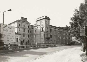 Kreischa-Sobrigau, Lockwitzgrund 123. Schokoladenfabrik Rüger (Wohn- und Gewerbepark). Verwaltungs- und Produktionsgebäude (Haus C und B, um 1870). Straßenansicht mit ehemaligem Eingangstor