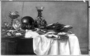 Stilleben mit Glaskanne, Pokal und Austern