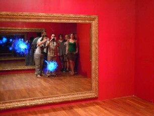 Venedig - Besucher der Biennale : Besucher betrachten und fotografieren im Südkoreanischen Pavillon Laserschüsse auf ein Bild in der Biennale von Venedig. Aufgenommen am 6. August 2011