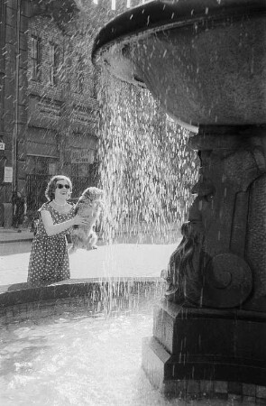 Renate Rössing mit ihrem Hund "Nixe" am Lipsia-Brunnen