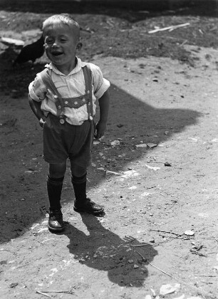 Kinderbilder. Kleiner Junge in kurzen Hosen