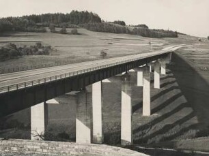 Deutschland. Oberbayern. Chiemgau. Reichsautobahn München - Traunstein. Talübergang (Autobahnbrücke) bei Bergen