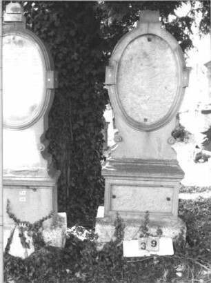 Grabstein 39 (Index: 99786641) Zustand: Inschrifttafeln fehlen Maße HxBxT: 174x60x20 cm: Grabstein 39