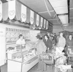 Kuchentheke im Selbstbedienungsladen "Kaufhalle am Hochhaus" in Halle-Neustadt