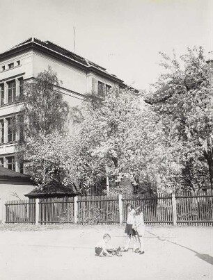 Leutzsch, 57. Schule : Leipzig-Leutzsch. 57. Schule, Georg-Schwarz-Straße 113. Straßenansicht (Teilansicht) mit blühenden Bäumen und spielenden Kindern