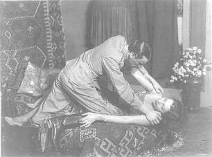 Szenenbild aus "Die Verführung des Heiligen" von Felix Langer. Dresden: Albert-Theater, 06.02.1930