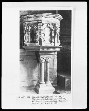 Kanzel auf romanischer Doppelsäule