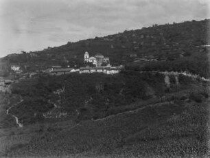 Kirche und Häuser am Hang : Eine Kirche und zahlreiche Häuser an einem Berghang im mexikanischen Hochland.