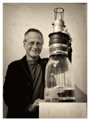 FRANK HERRMANN NEBEN SEINER ARBEIT "STURM IM WASSERGLAS"